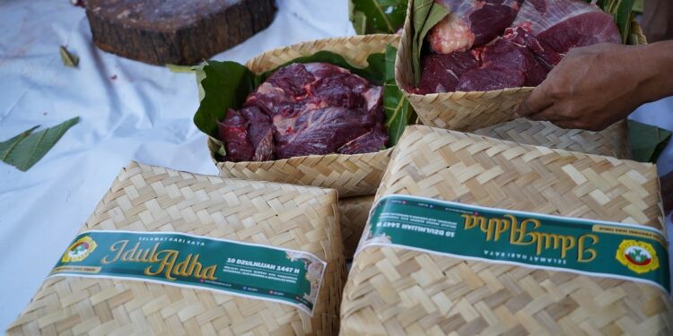 dagingkurbanldii | LDII JAWA TIMUR Daging kurban dikemas dalam besek bambu sebagai alternatif ramah lingkungan pengganti plastik saat Iduladha 1447 H Foto LINES Jatim