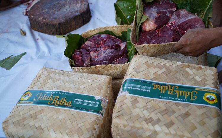 dagingkurbanldii | LDII JAWA TIMUR Daging kurban dikemas dalam besek bambu sebagai alternatif ramah lingkungan pengganti plastik saat Iduladha 1447 H Foto LINES Jatim