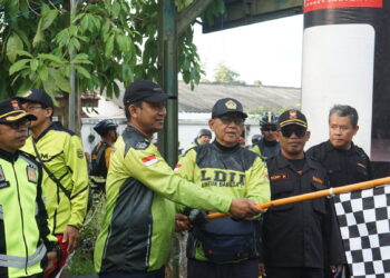 Ketua DPD LDII Kabupaten Jember H Akhmad Malik Afandi membuka kegiatan gowes bersama dengan mengibarkan bendera start sebagai tanda dimulainya acara Dok LINES Jember