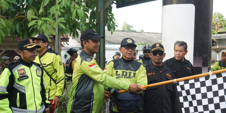 gowes ldii tapal kuda | LDII JAWA TIMUR Ketua DPD LDII Kabupaten Jember H Akhmad Malik Afandi membuka kegiatan gowes bersama dengan mengibarkan bendera start sebagai tanda dimulainya acara Dok LINES Jember