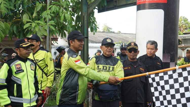 gowes ldii tapal kuda | LDII JAWA TIMUR Ketua DPD LDII Kabupaten Jember H Akhmad Malik Afandi membuka kegiatan gowes bersama dengan mengibarkan bendera start sebagai tanda dimulainya acara Dok LINES Jember