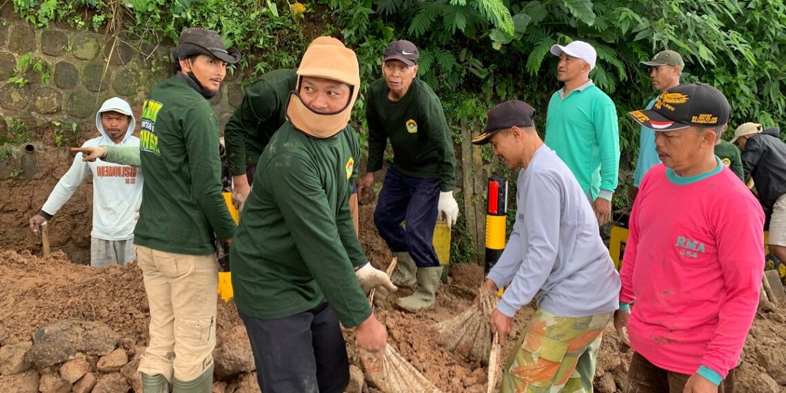 Warga LDII Magetan kerja bakti di sekitar jalur Wiata Plaosan Foto LINES Magetan
