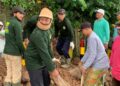 Warga LDII Magetan kerja bakti di sekitar jalur Wiata Plaosan. Foto: LINES Magetan