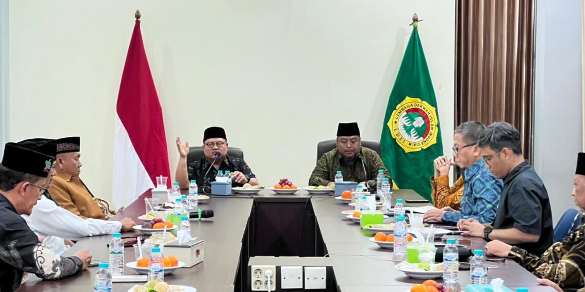 Ketua Umum DPP LDII H Dody Taufiq Wijaya bersama jajaran pengurus DPP melakukan konsolidasi organisasi dengan pengurus DPW LDII Jawa Timur Jumat siang 15 Dok LINES Jatim