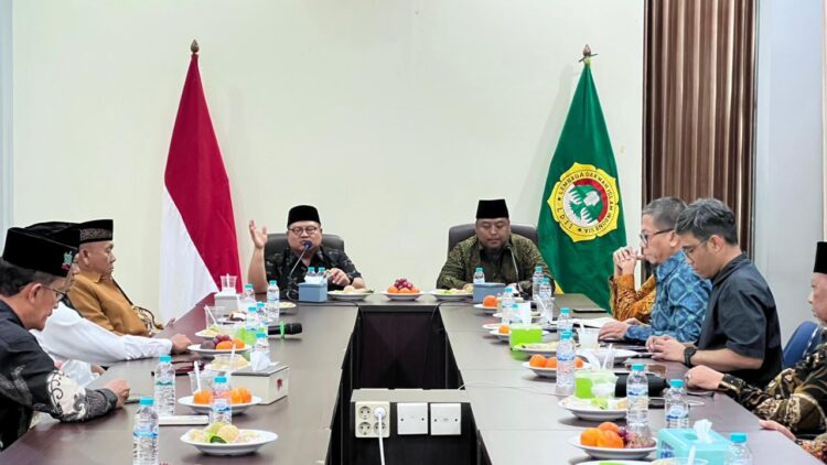 Ketua Umum DPP LDII H Dody Taufiq Wijaya bersama jajaran pengurus DPP melakukan konsolidasi organisasi dengan pengurus DPW LDII Jawa Timur Jumat siang 15 Dok LINES Jatim