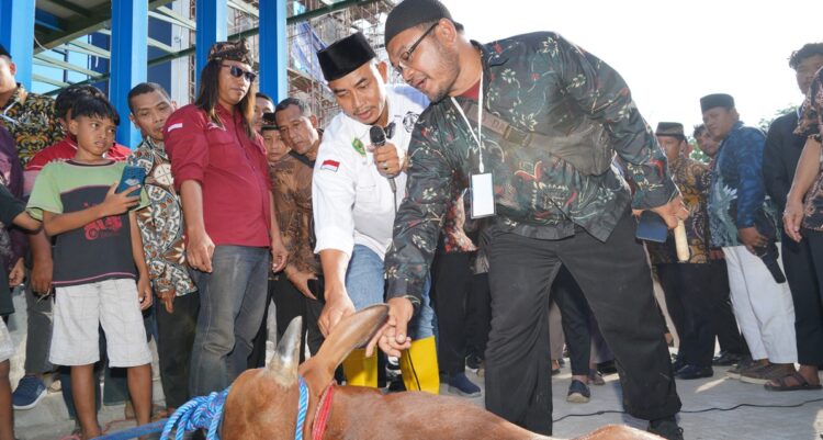 Juru Sembelih Halal Juleha bersama DPW LDII Jawa Timur memberikan sosialisasi kurban sehat dan halal Foto LINES Jatim