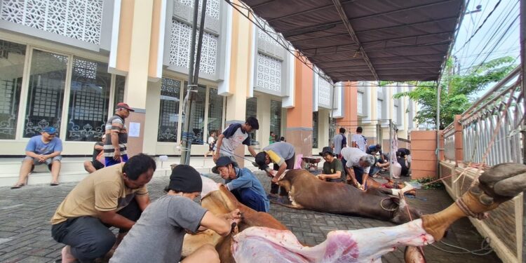 kurbanwargaldiimedaengsidoarjo | LDII JAWA TIMUR Warga LDII Medaeng menyembelih hewan kurban di halaman Masjid Baiturrohim Sidoarjo Rabu 275 Foto LINES Sidoarjo