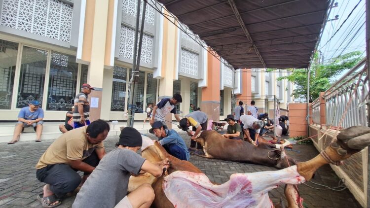Warga LDII Medaeng menyembelih hewan kurban di halaman Masjid Baiturrohim Sidoarjo Rabu 275 Foto LINES Sidoarjo