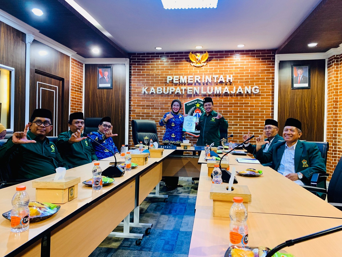 Jajaran DPD LDII Kabupaten Lumajang saat audiensi dengan Bupati Lumajang Indah Amperawati
