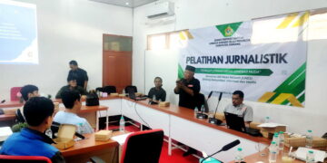 jurnalis tvOne Umar Sanusi bekali generasi muda LDII Jombang tentang teknik peliputan di lapangan Foto LINES Jombang