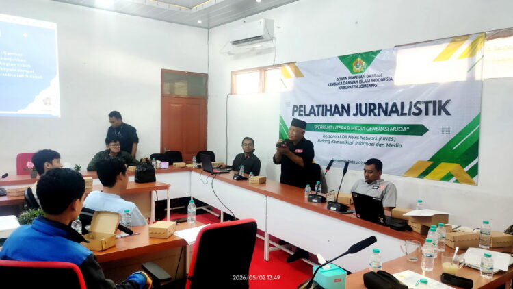 jurnalis tvOne Umar Sanusi bekali generasi muda LDII Jombang tentang teknik peliputan di lapangan Foto LINES Jombang