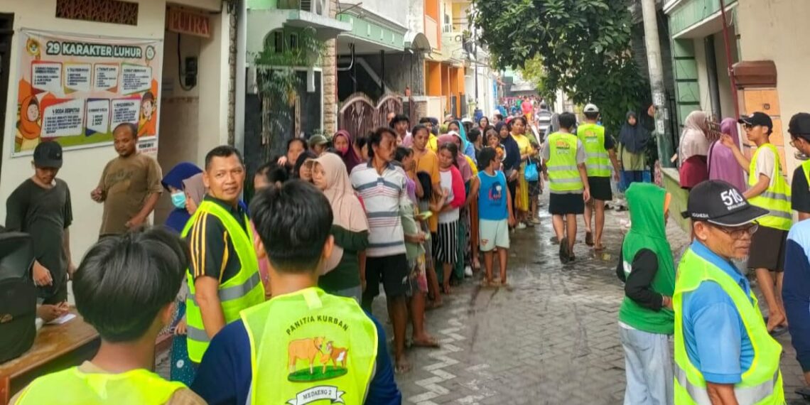 Warga mengantre secara tertib saat pembagian lebih dari 1500 paket daging kurban oleh PAC LDII Desa Medaeng Kecamatan Waru Sidoarjo Foto LINES Sidoarjo