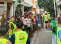 Warga mengantre secara tertib saat pembagian lebih dari 1.500 paket daging kurban oleh PAC LDII Desa Medaeng, Kecamatan Waru, Sidoarjo. Foto: LINES Sidoarjo