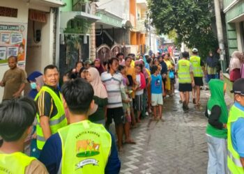 Warga mengantre secara tertib saat pembagian lebih dari 1500 paket daging kurban oleh PAC LDII Desa Medaeng Kecamatan Waru Sidoarjo Foto LINES Sidoarjo