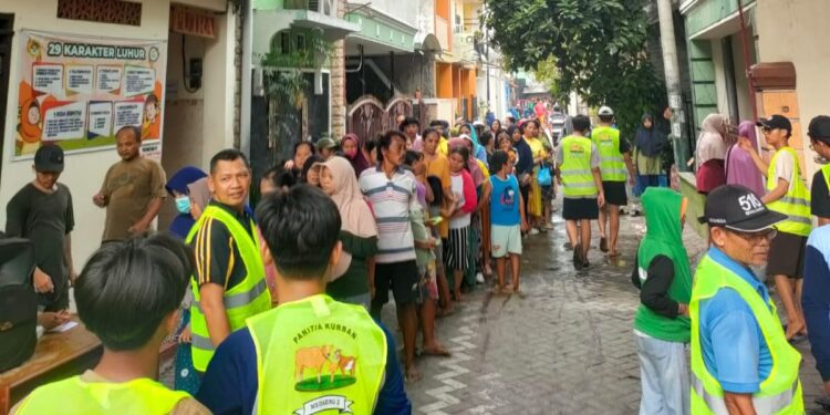 pembagiandagingkurbanldiimedaeng | LDII JAWA TIMUR Warga mengantre secara tertib saat pembagian lebih dari 1500 paket daging kurban oleh PAC LDII Desa Medaeng Kecamatan Waru Sidoarjo Foto LINES Sidoarjo