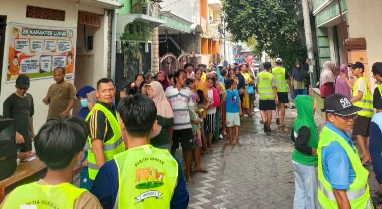 pembagiandagingkurbanldiimedaeng | LDII JAWA TIMUR Warga mengantre secara tertib saat pembagian lebih dari 1500 paket daging kurban oleh PAC LDII Desa Medaeng Kecamatan Waru Sidoarjo Foto LINES Sidoarjo
