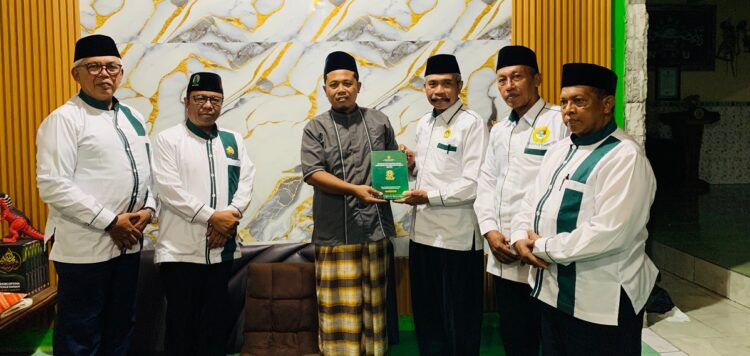 Ketua DPD LDII Magetan Joko Pramono menyerahkan buku hasil keputusan Musda VIII LDII Magetan