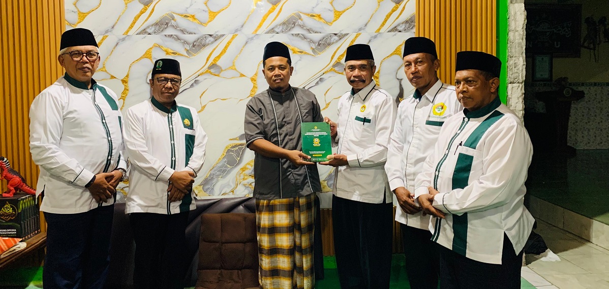 Ketua DPD LDII Magetan Joko Pramono menyerahkan buku hasil keputusan Musda VIII LDII Magetan