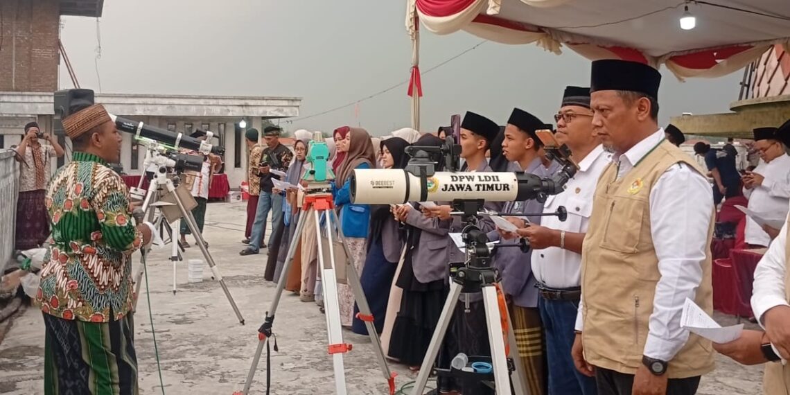Proses rukyatul hilal penentuan awal bulan Zulhijjah 1447 Hijriah di Mojokerto Foto LINES Mojokerto