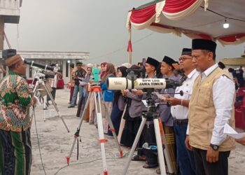 Proses rukyatul hilal penentuan awal bulan Zulhijjah 1447 Hijriah di Mojokerto Foto LINES Mojokerto