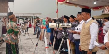 Proses rukyatul hilal penentuan awal bulan Zulhijjah 1447 Hijriah di Mojokerto Foto LINES Mojokerto