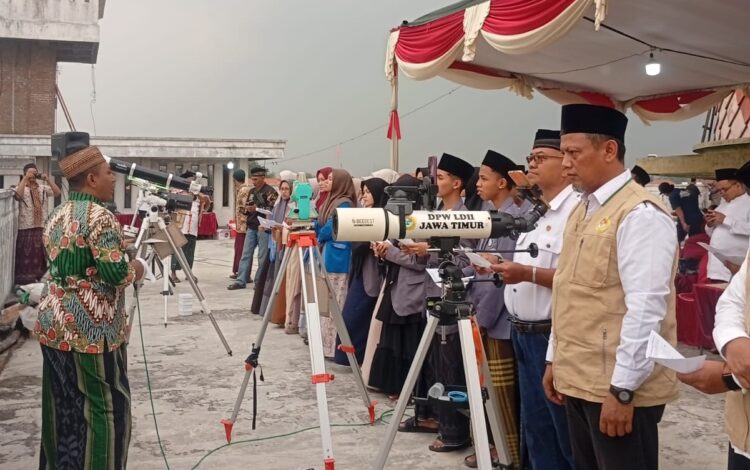 Proses rukyatul hilal penentuan awal bulan Zulhijjah 1447 Hijriah di Mojokerto Foto LINES Mojokerto