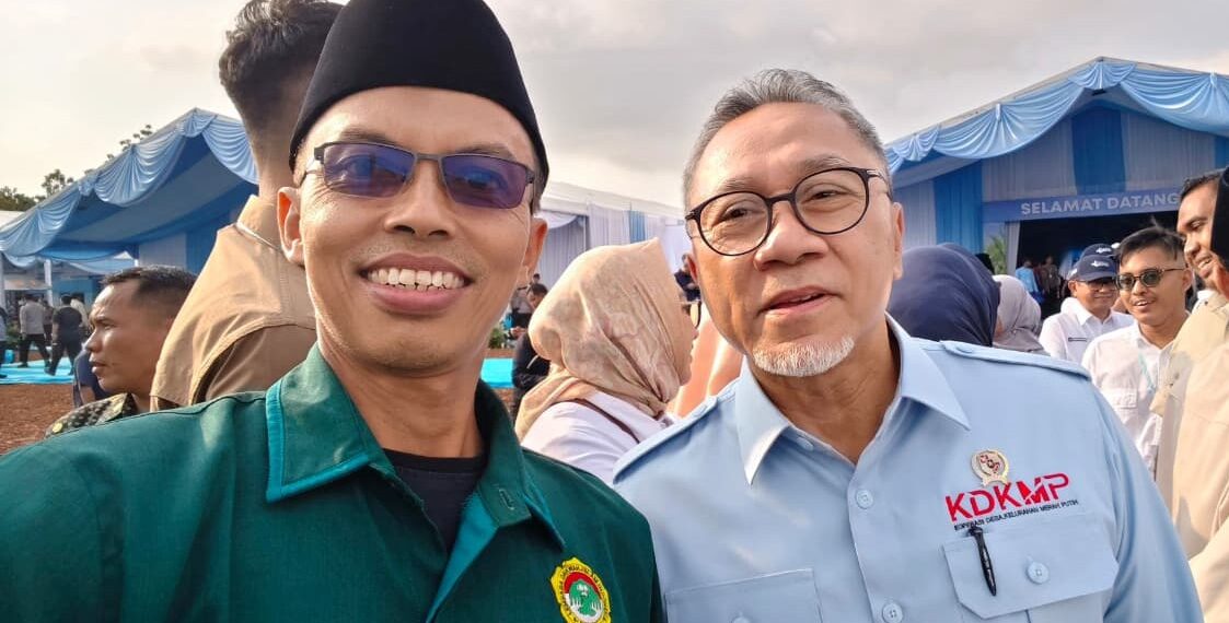 Wakil Ketua DPD LDII Tuban Ahmad Basori bersama Menko Pangan Zilkifli Hasan saat mengikuti panen jagung di Desa Tuwiriwetan Foto LINES tuban