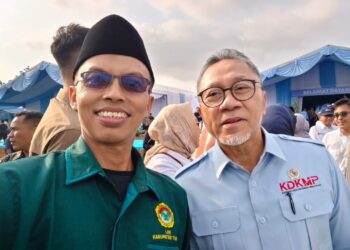 Wakil Ketua DPD LDII Tuban Ahmad Basori bersama Menko Pangan Zilkifli Hasan saat mengikuti panen jagung di Desa Tuwiriwetan Foto LINES tuban