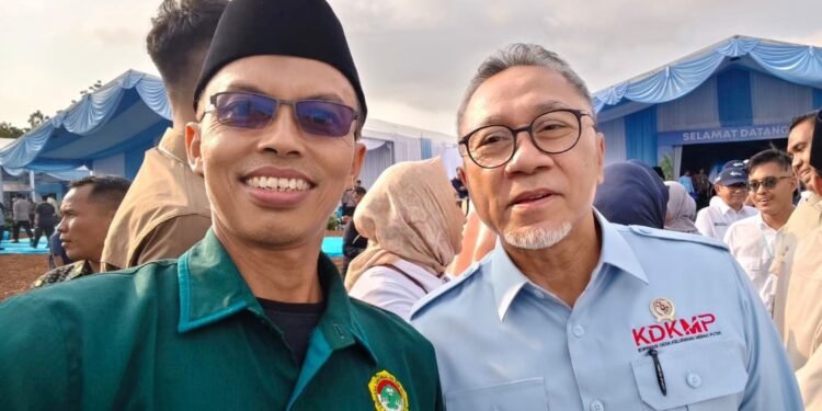 wakilketualdiitubanbersamamenkopanganzulhas | LDII JAWA TIMUR Wakil Ketua DPD LDII Tuban Ahmad Basori bersama Menko Pangan Zilkifli Hasan saat mengikuti panen jagung di Desa Tuwiriwetan Foto LINES tuban