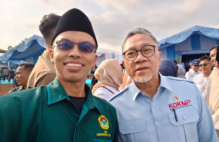 Wakil Ketua DPD LDII Tuban Ahmad Basori bersama Menko Pangan Zilkifli Hasan saat mengikuti panen jagung di Desa Tuwiriwetan Foto LINES tuban
