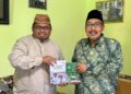 DwiPramonomenyerahkanbukuLDIIkaryaAhmadAliMDkeKHAhmadFahrurRozi | LDII JAWA TIMUR Dwi Pramono menyerahkan dua buku tentang nilai kebajikan dan sistem pendidikan LDII kepada KH Ahmad Fahrur Rozi Foto LINES Malang
