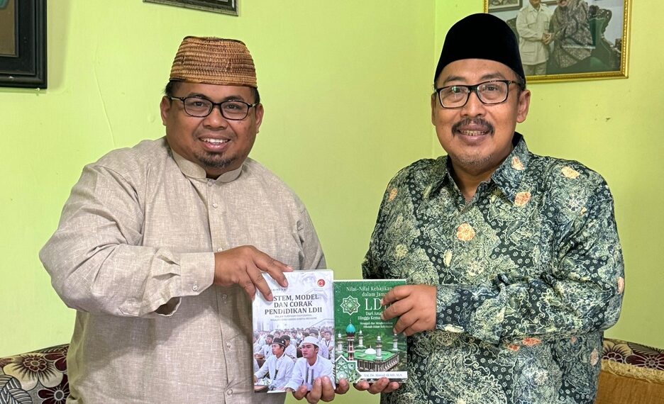DwiPramonomenyerahkanbukuLDIIkaryaAhmadAliMDkeKHAhmadFahrurRozi | LDII JAWA TIMUR Dwi Pramono menyerahkan dua buku tentang nilai kebajikan dan sistem pendidikan LDII kepada KH Ahmad Fahrur Rozi Foto LINES Malang