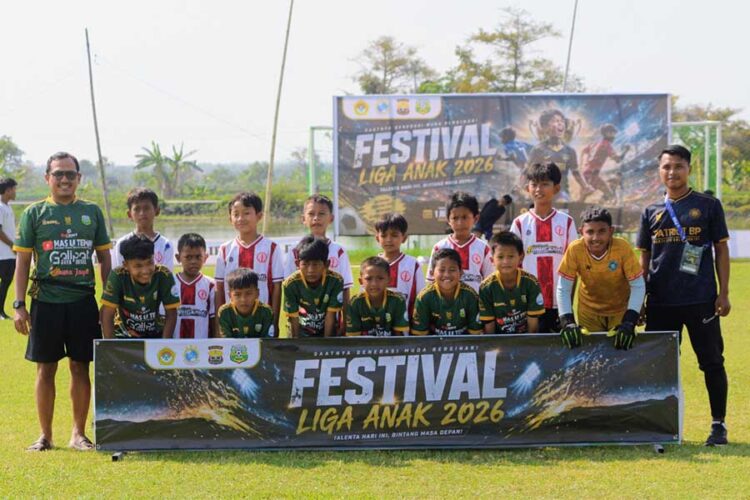 Dua tim sepak bola usia dini berfoto bersama sebelum bertanding dalam Festival Liga Anak 2026