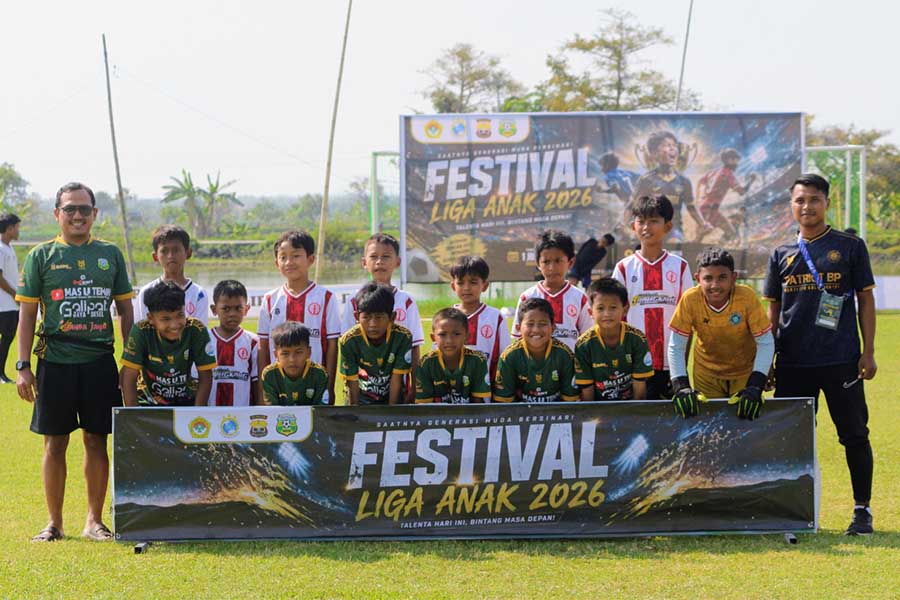 Dua tim peserta Festival Liga Anak 2026 berfoto bersama sebelum pertandingan