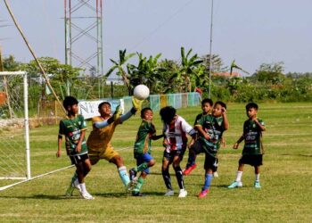 Sejumlah pemain sepak bola usia dini berebut bola di depan gawang saat Festival Liga Anak LDII 2026. Foto: LINES Lamongan