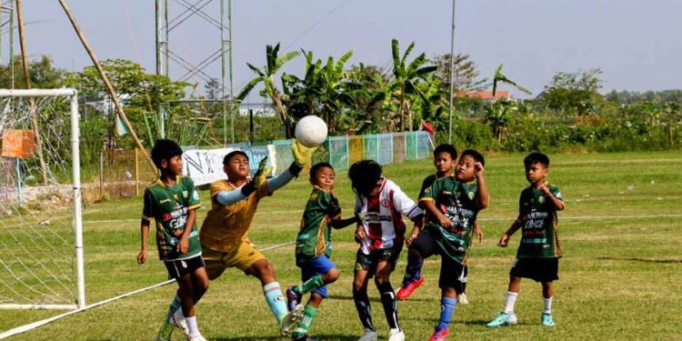 Sejumlah pemain sepak bola usia dini berebut bola di depan gawang saat Festival Liga Anak LDII 2026 Foto LINES Lamongan