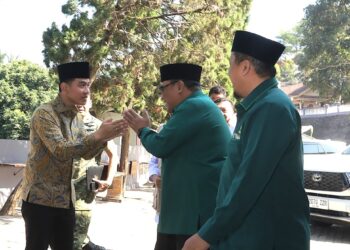 Ketua DPW LDII Jawa Timur Moch Amrodji Konawi menyambut kedatangan Wakil Presiden Gibran Rakabuming Raka saat Pembukaan CAI 2026 Senin 296 Foto Panitia Permata CAI