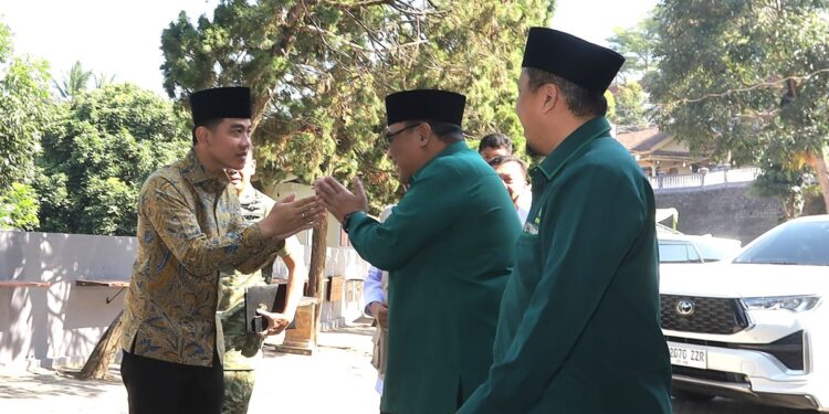 Ketua DPW LDII Jawa Timur Moch Amrodji Konawi menyambut kedatangan Wakil Presiden Gibran Rakabuming Raka saat Pembukaan CAI 2026 Senin 296 Foto Panitia Permata CAI