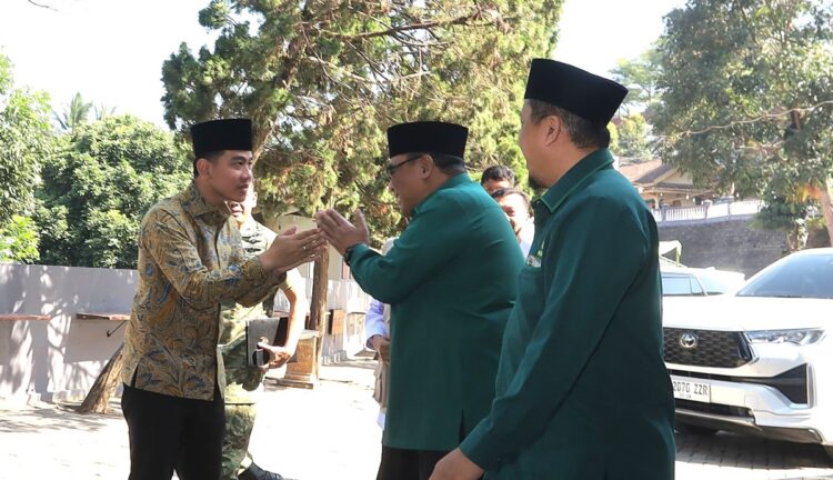 Ketua DPW LDII Jawa Timur Moch Amrodji Konawi menyambut kedatangan Wakil Presiden Gibran Rakabuming Raka saat Pembukaan CAI 2026 Senin 296 Foto Panitia Permata CAI