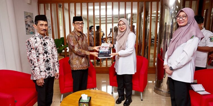 bupatibanyuwangitemuipengurusldii | LDII JAWA TIMUR Bupati Banyuwangi Ipuk Fiestiandani menerima audiensi DPD LDII Banyuwangi yang membahas penguatan generasi muda di era digital