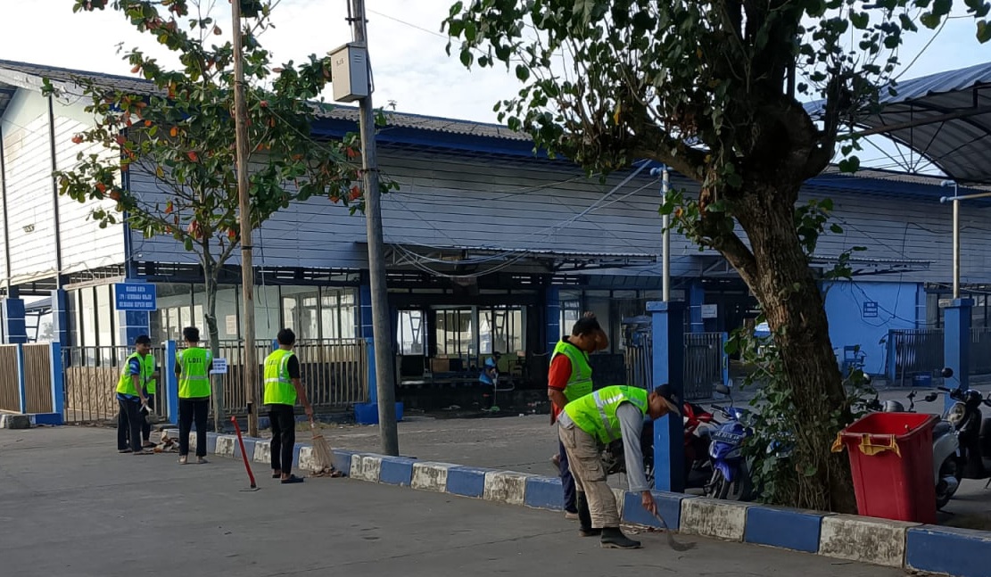 kerjabaktiditpitamperanpacitan | LDII JAWA TIMUR Relawan LDII Pacitan memungut sampah dan membersihkan kawasan TPI Pelabuhan Tamperan