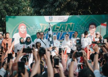 Gubernur Khofiah Indar Parawansa melepas peserta jalan sehat 1 Muharam 1448 H Foto LINES Jatim