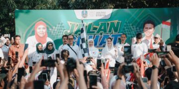 Gubernur Khofiah Indar Parawansa melepas peserta jalan sehat 1 Muharam 1448 H Foto LINES Jatim