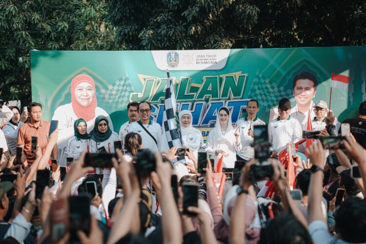 Gubernur Khofiah Indar Parawansa melepas peserta jalan sehat 1 Muharam 1448 H Foto LINES Jatim