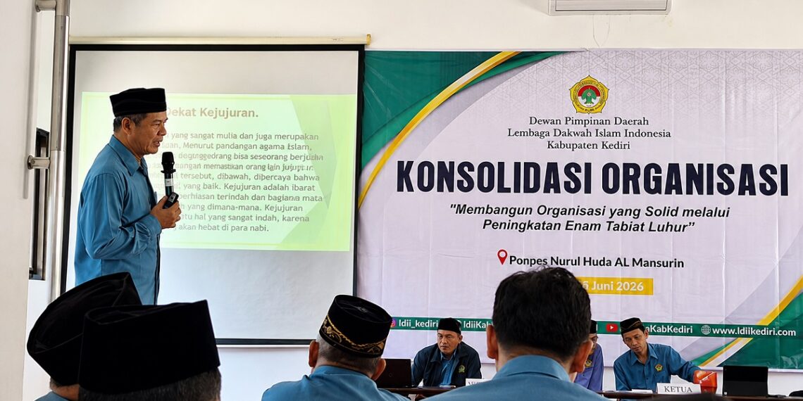 Wakil Ketua DPD LDII Kabupaten Kediri Suwandra memaparkan pentingnya pendidikan karakter sebagai fondasi kaderisasi dalam Konsolidasi Organisasi Minggu 286 Foto LINES Kediri