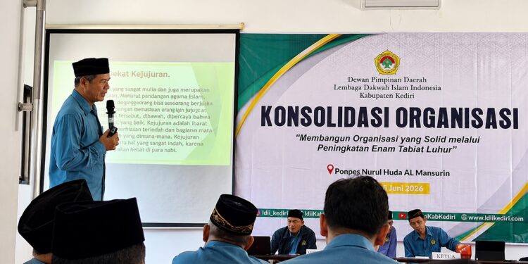 Wakil Ketua DPD LDII Kabupaten Kediri Suwandra memaparkan pentingnya pendidikan karakter sebagai fondasi kaderisasi dalam Konsolidasi Organisasi Minggu 286 Foto LINES Kediri