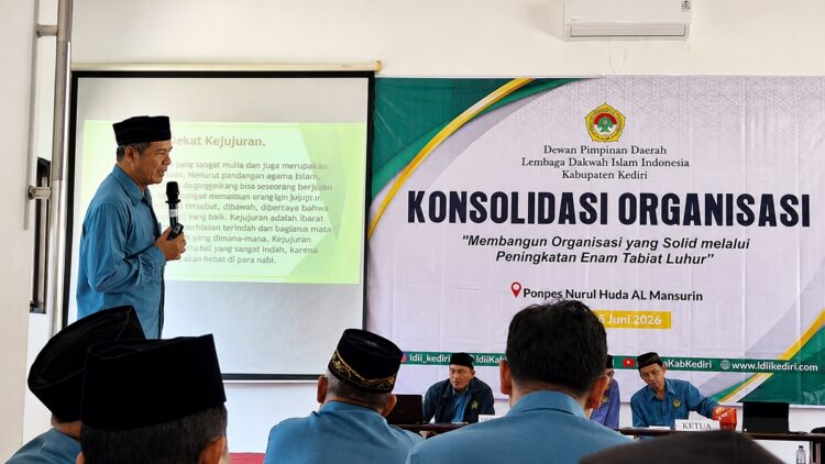 Wakil Ketua DPD LDII Kabupaten Kediri Suwandra memaparkan pentingnya pendidikan karakter sebagai fondasi kaderisasi dalam Konsolidasi Organisasi Minggu 286 Foto LINES Kediri