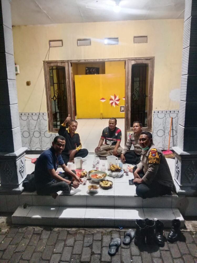 Pengurus LDII Kecamatan Tarik menerima kunjungan Bhabinkamtibmas Desa Kramattemenggung Brigadir Hariyanto di Aula Masjid As Syafiiyah Mojokerto Selasa 265 Dok LINES Sidoarjo