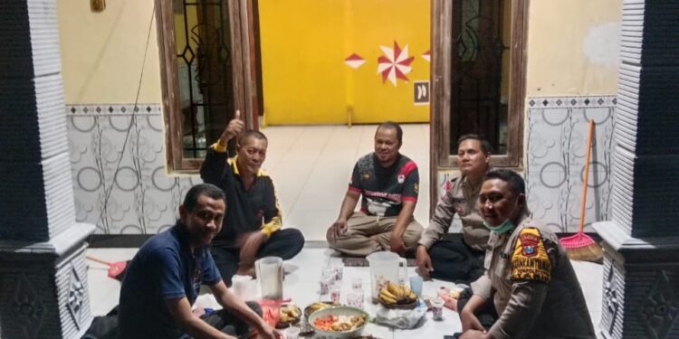 ldi tarik terima kunjungan | LDII JAWA TIMUR Pengurus LDII Kecamatan Tarik menerima kunjungan Bhabinkamtibmas Desa Kramattemenggung Brigadir Hariyanto di Aula Masjid As Syafiiyah Mojokerto Selasa 265 Dok LINES Sidoarjo