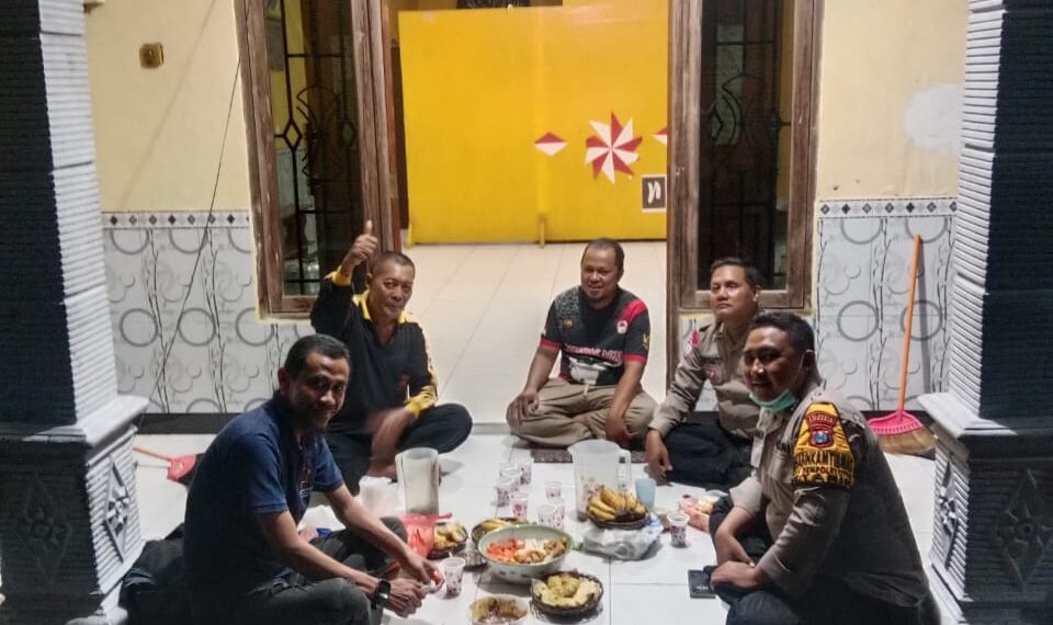 Pengurus LDII Kecamatan Tarik menerima kunjungan Bhabinkamtibmas Desa Kramattemenggung Brigadir Hariyanto di Aula Masjid As Syafiiyah Mojokerto Selasa 265 Dok LINES Sidoarjo